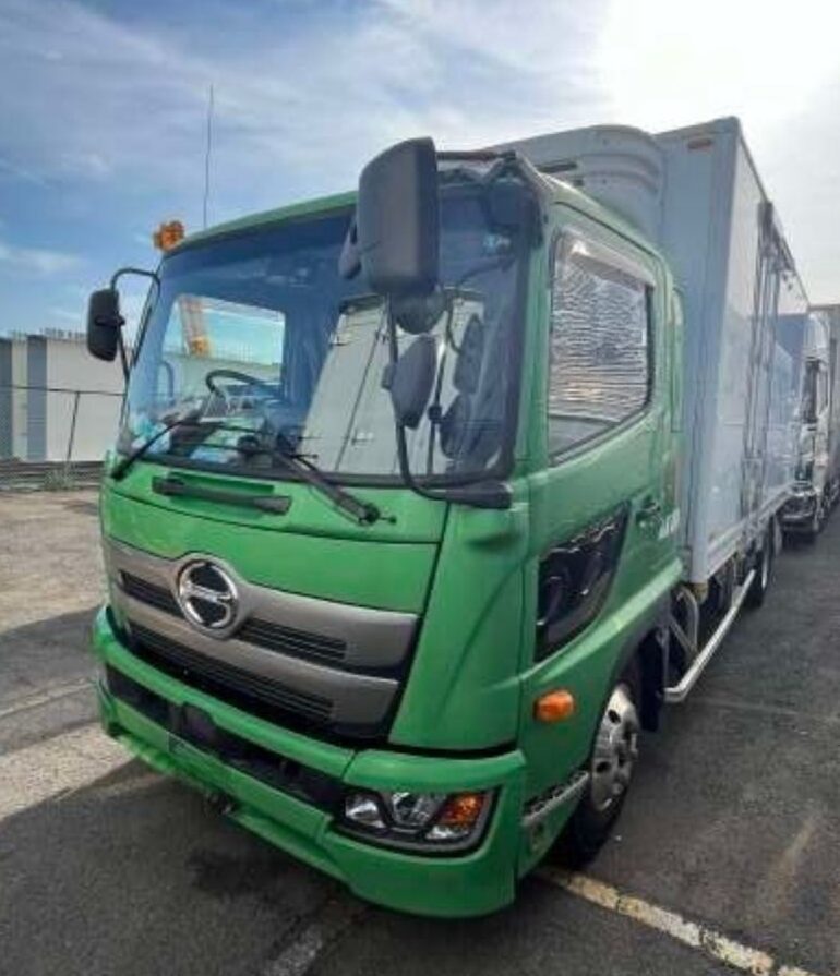 中型冷凍冷蔵バン　日野